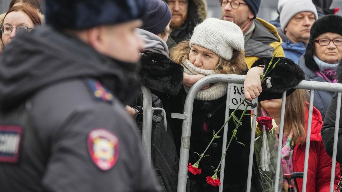 Pohřeb Alexeje Navalného obrazem: všudypřítomná policie a davy lidí